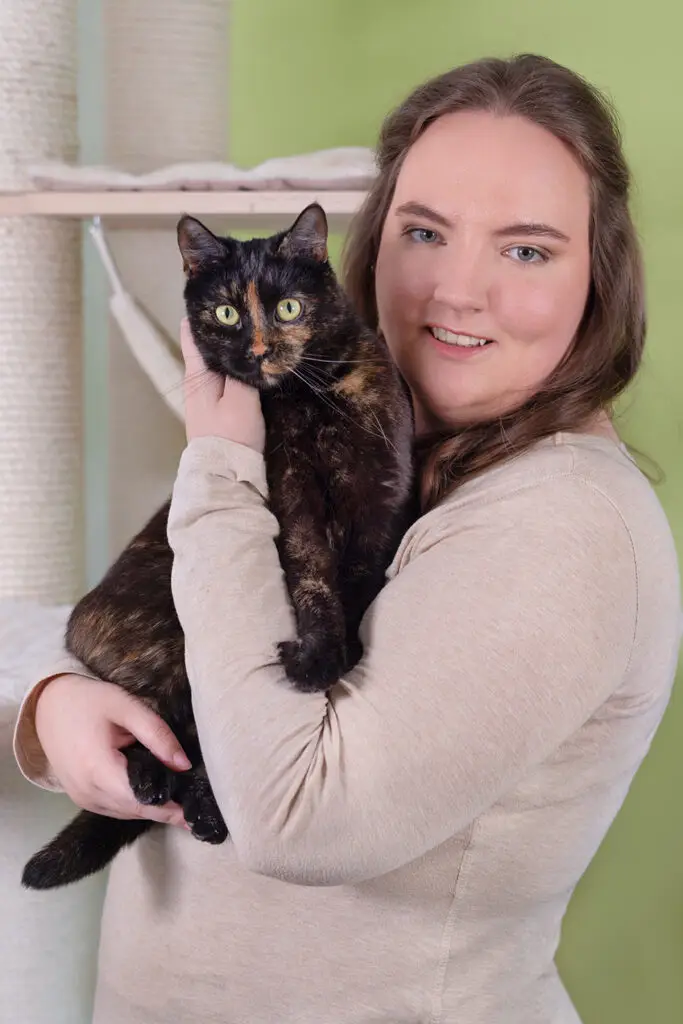 Katzentrainerin mit Katze auf dem Arm