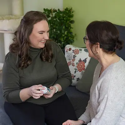 Katzentrainerin im Coaching-Gespräch mit Katzenhalterin